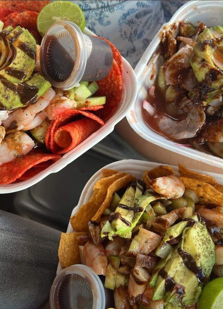 Platillos reales de mariscos con camarón y aguacate de Los Pajaritos